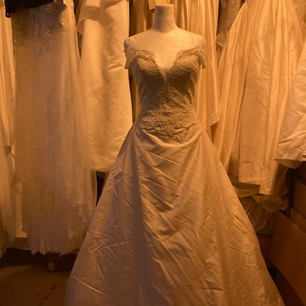 Paloma Blanca size 10 ivory lace and silk